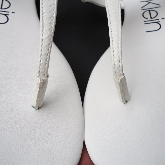 Calvin Klein Women NWOT. SIZE 8. CALVIN KLEIN SHELLIE thong sandals.